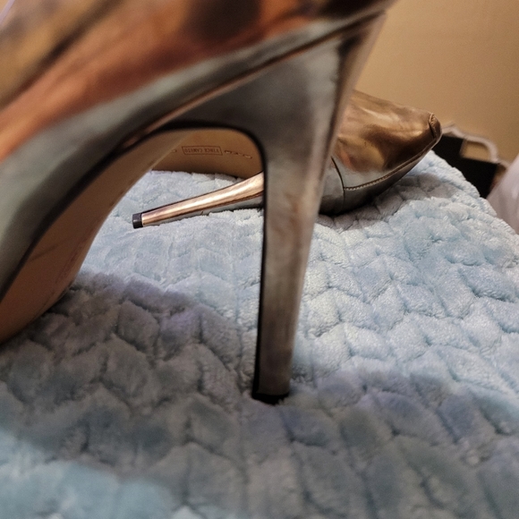 VINCE CAMUTO KAIN GOLD METALLIC PUMP - Picture 16 of 16